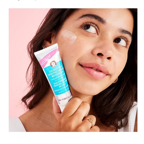 First Aid Beauty Coconut Skin Smoothie Priming Moisturizer - Picture 4 of 5